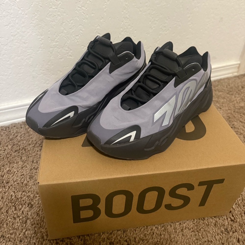 adidas Yeezy Boost 700 MNVN
Geode